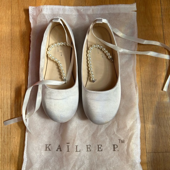 Sz 1 Kailee P White Ballet Flats with Pearls - Picture 1 of 5